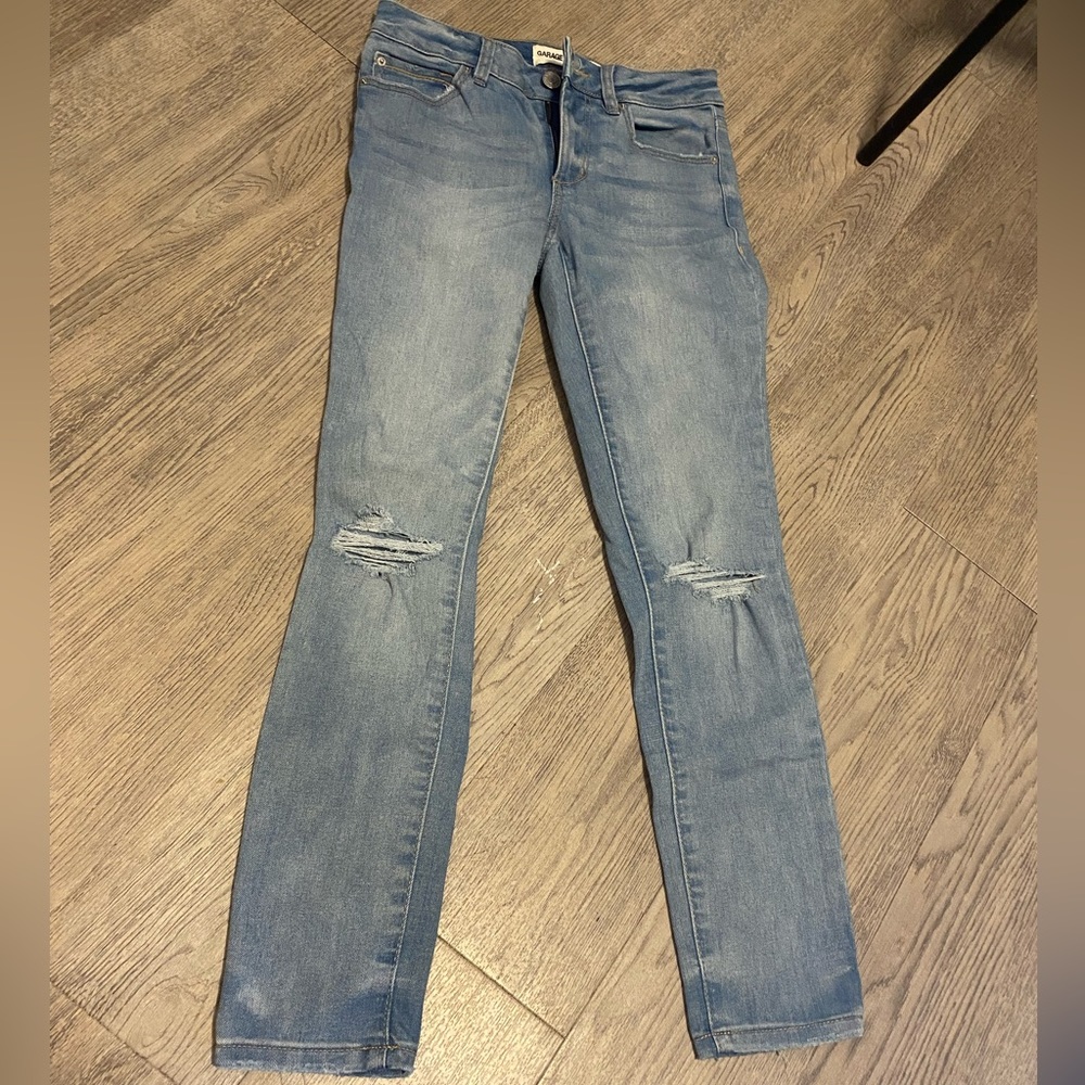 Garage size 6 distressed jeans
